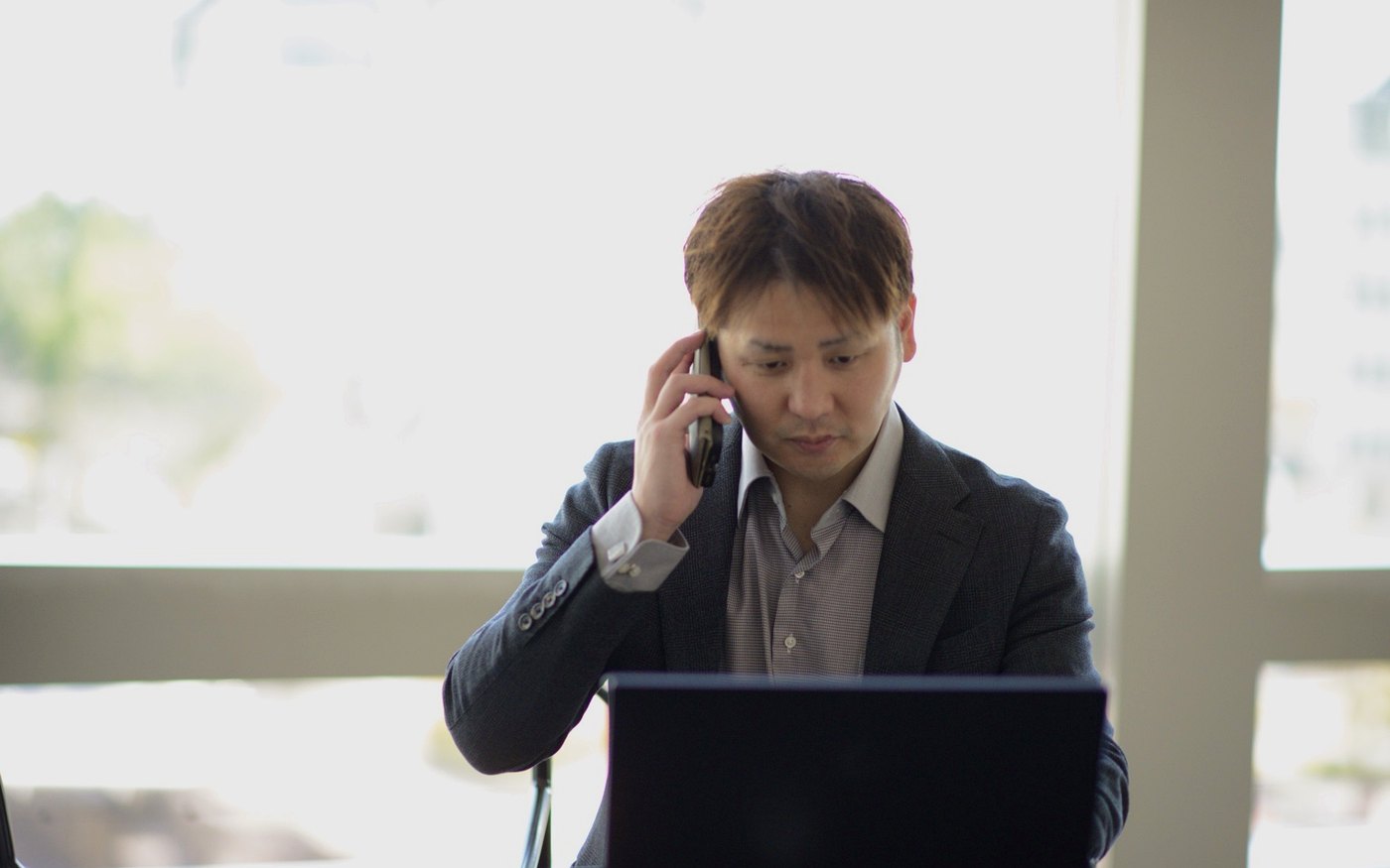 電話で相談対応する代表