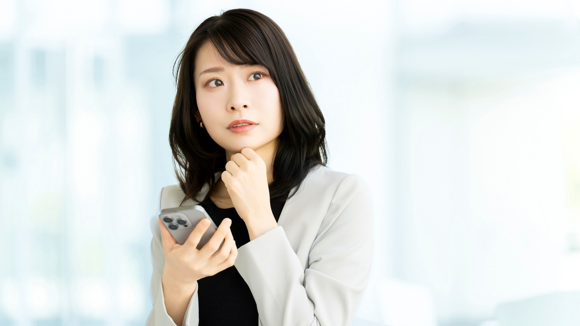 一人で悩みを抱えている相談者のイメージ