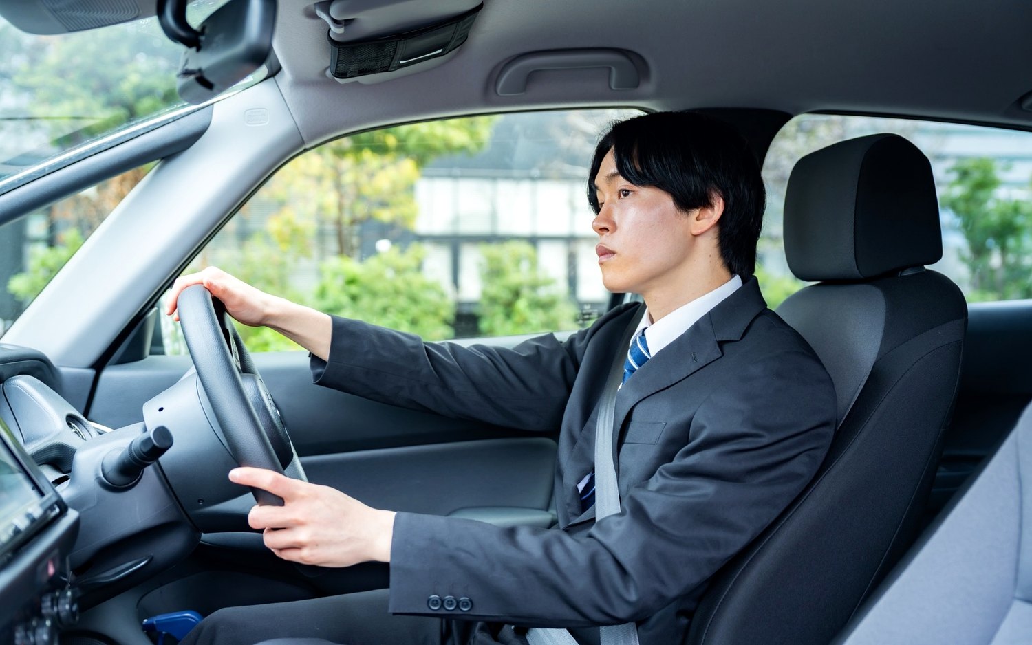 車内から撮影する調査員のイメージ