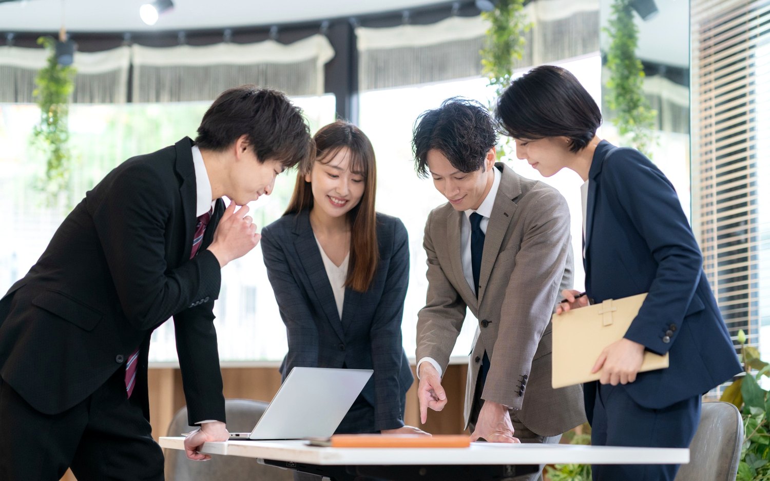 車内で連携する調査員のイメージ