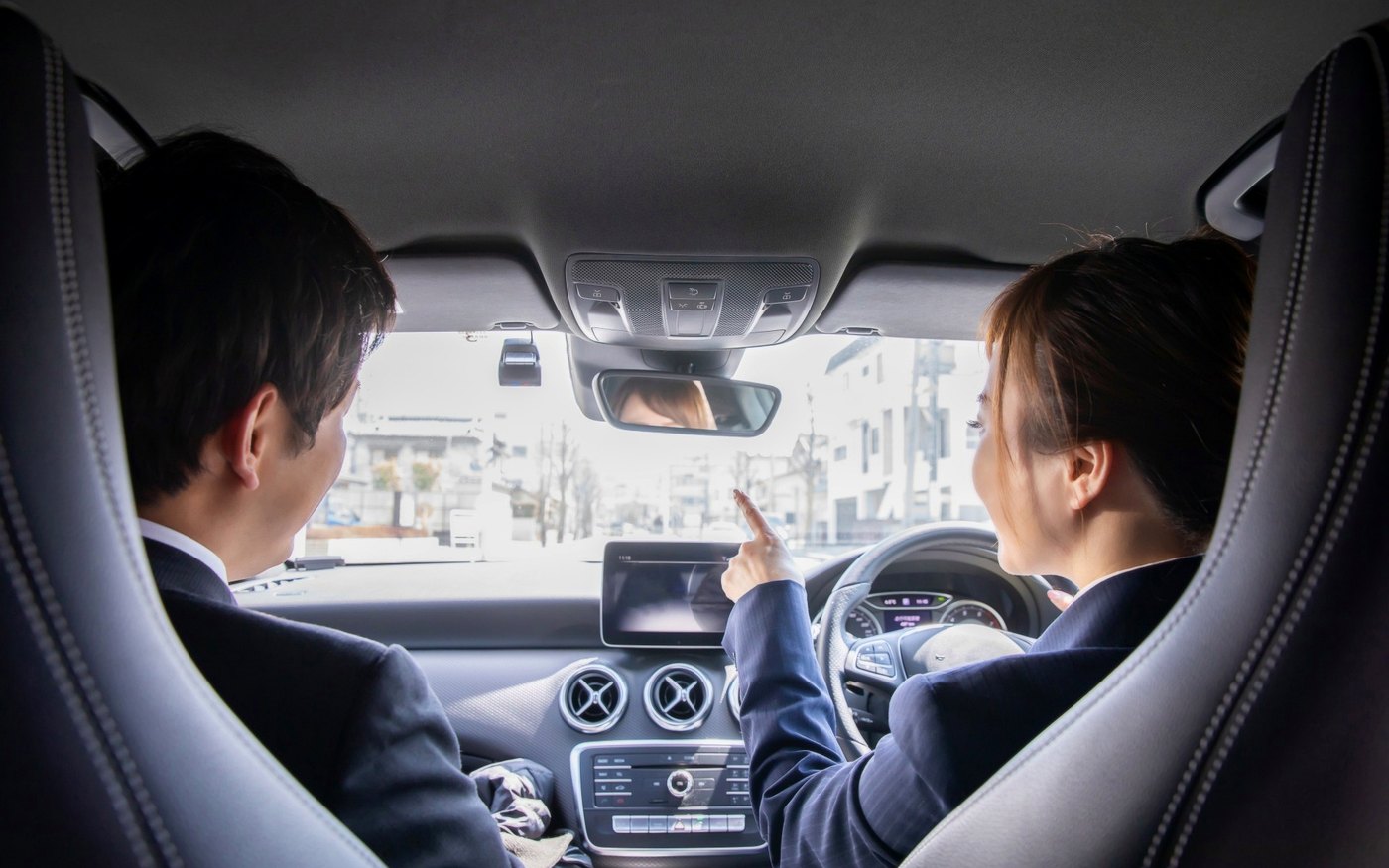 車内で連携する調査員