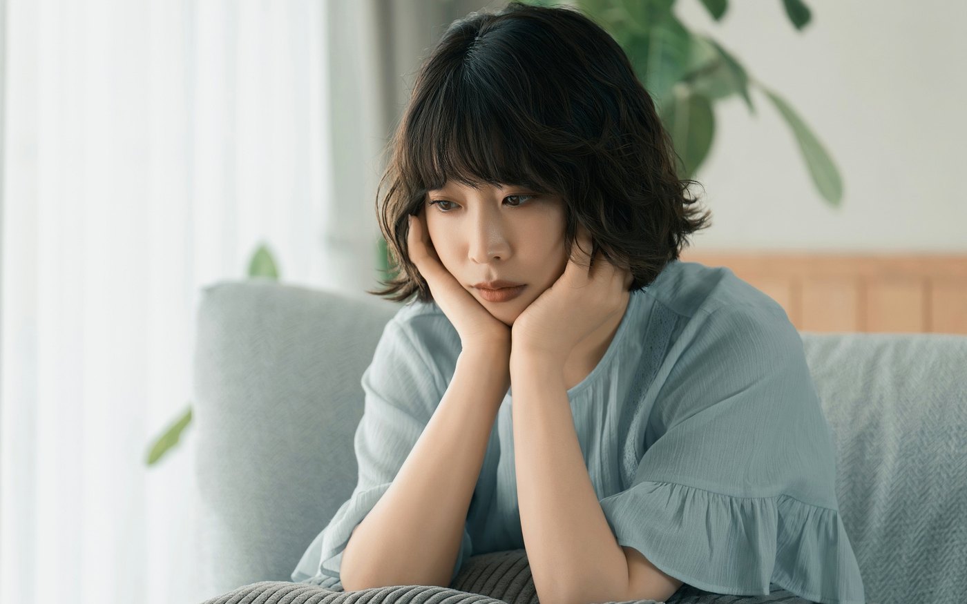 浮気の可能性について一人で悩んでいる相談者のイメージ