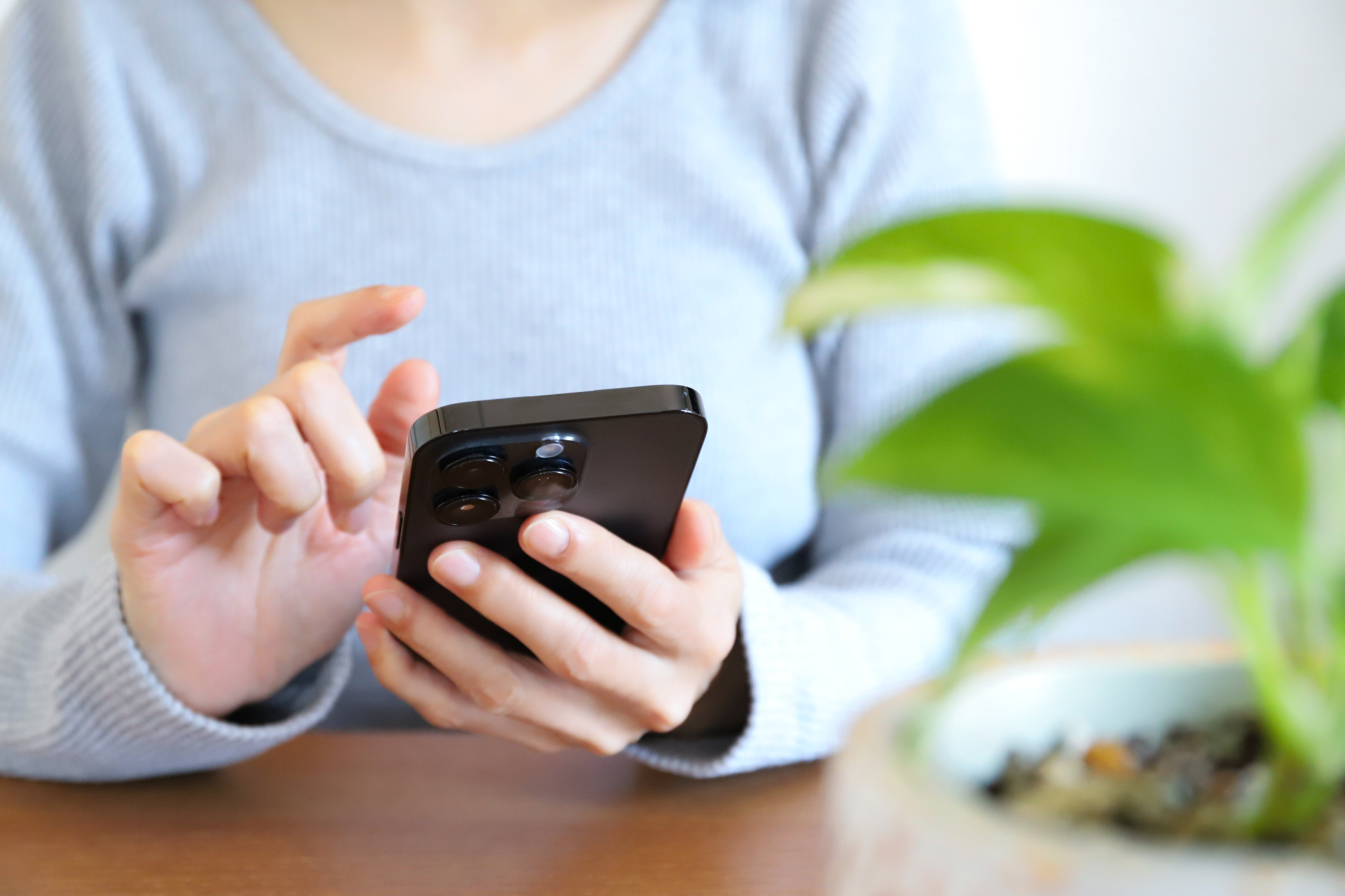LINEのやり取りが浮気の証拠になるか確認する女性