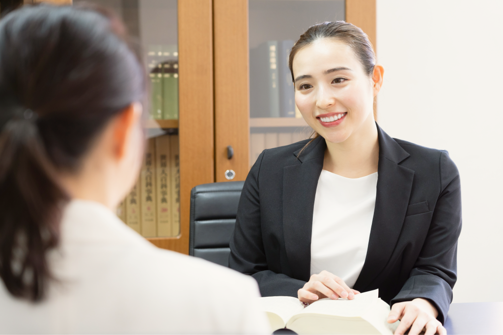 相談を受ける女性スタッフ